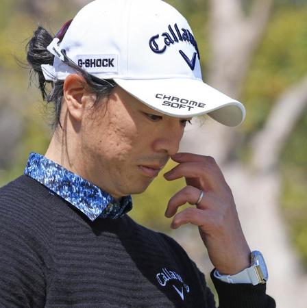 　１番でティーショットを放ち、厳しい表情で移動する石川遼