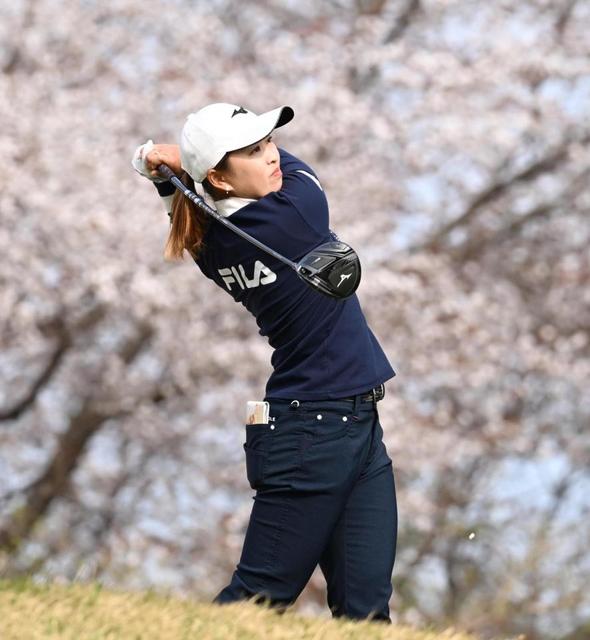 西郷真央が４バーディーで単独首位に浮上　２週連続今季３勝目目指す　女子ゴルフ３日目