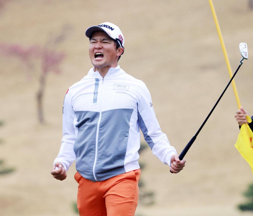 プレーオフを制して優勝し、雄たけびを上げる香妻