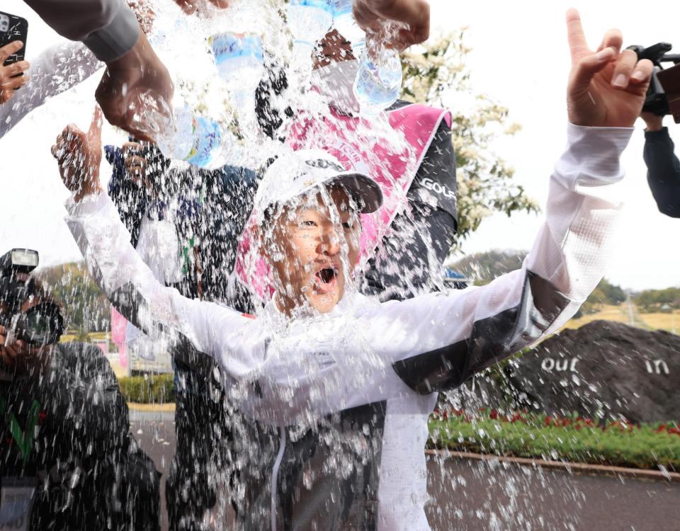 優勝し、水をかけられ祝福される香妻