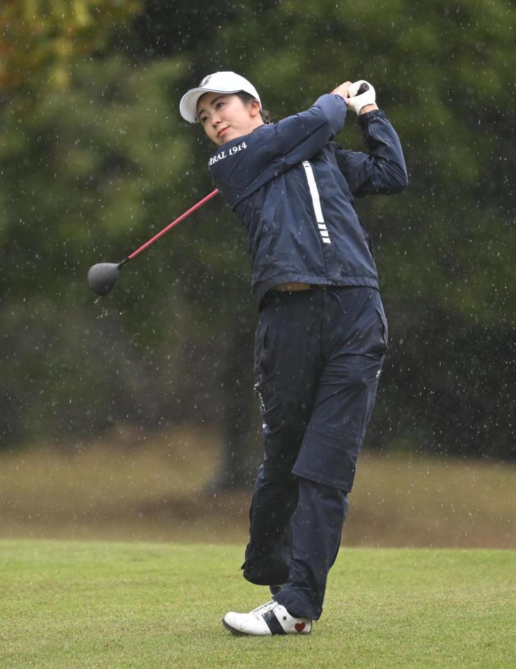 １８番で第２打を放つ堀琴音