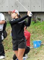 打球練習場で調整する上田桃子＝熊本空港ＣＣ