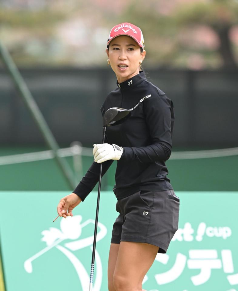 　練習日にティーショットを放ち、打球の行方を見る上田桃子