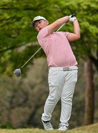 　２番でティーショットを放つ１３歳のアマチュア香川友。１アンダーで６０位