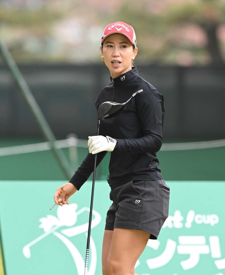 　ティーショットを放ち、打球の行方を見る上田桃子