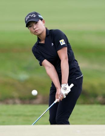 　最終ラウンド、１番でアプローチショットを放つ渋野日向子＝ホアカレイＣＣ（共同）