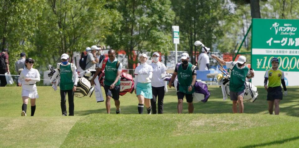 通算８アンダーで西村優菜（左端）、吉田優利（中央左）、植竹希望（中央右）、小倉彩愛（右端）の４人が並び行われたプレーオフ＝熊本空港ＣＣ