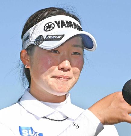 　優勝インタビューで涙ぐむ植竹