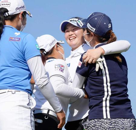 　ツアー初優勝を果たし祝福される植竹（右から２人目）