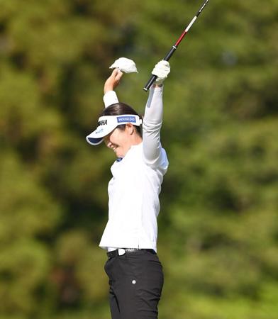 　優勝を決めるバーディーパットを沈め喜ぶ植竹希望　