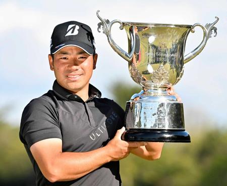 　優勝しカップを手にする比嘉一貴