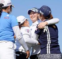 　ツアー初優勝を果たし祝福される植竹（右から２人目）