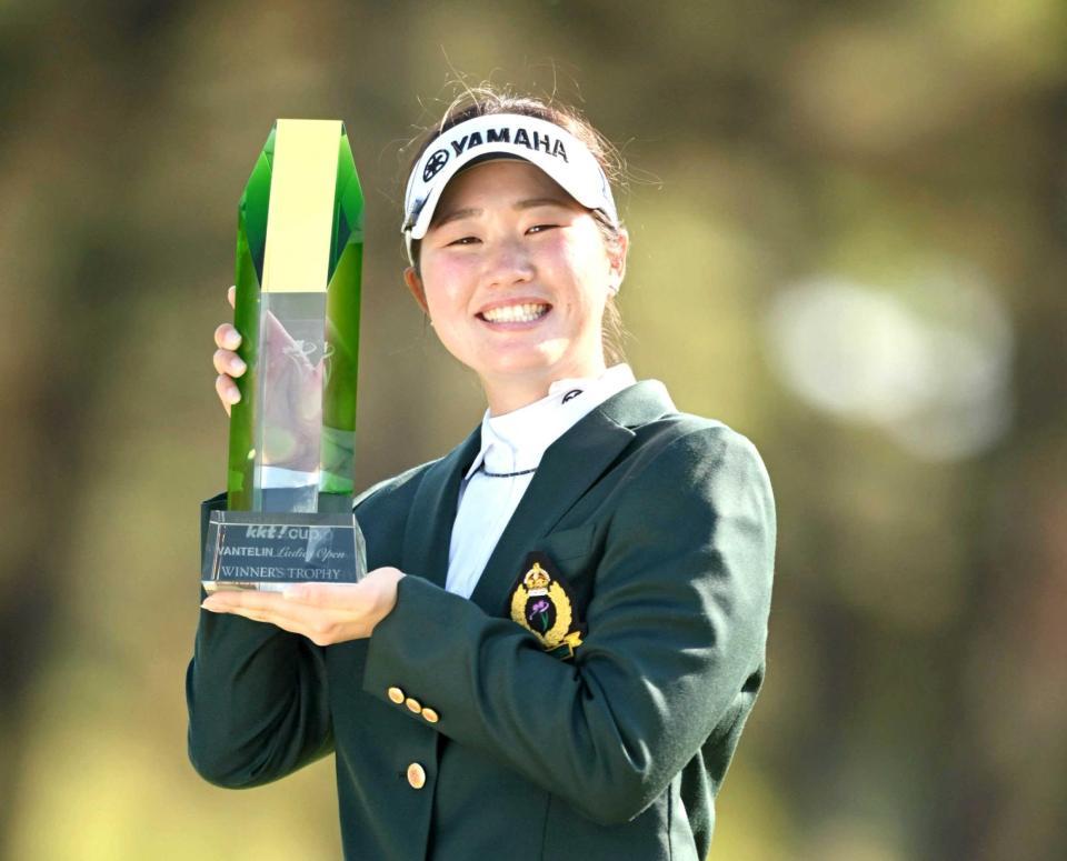 　プレーオフを制し、優勝トロフィーを手に笑顔の植竹希望