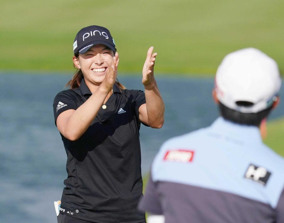 　優勝したキム・ヒョージュ（手前）に拍手を送る渋野日向子（共同）