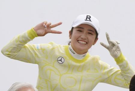 　１４番、カートに飛び乗りＶサインを決める稲見萌寧（撮影・開出牧）