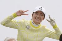 　１４番、カートに飛び乗りＶサインを決める稲見萌寧（撮影・開出牧）