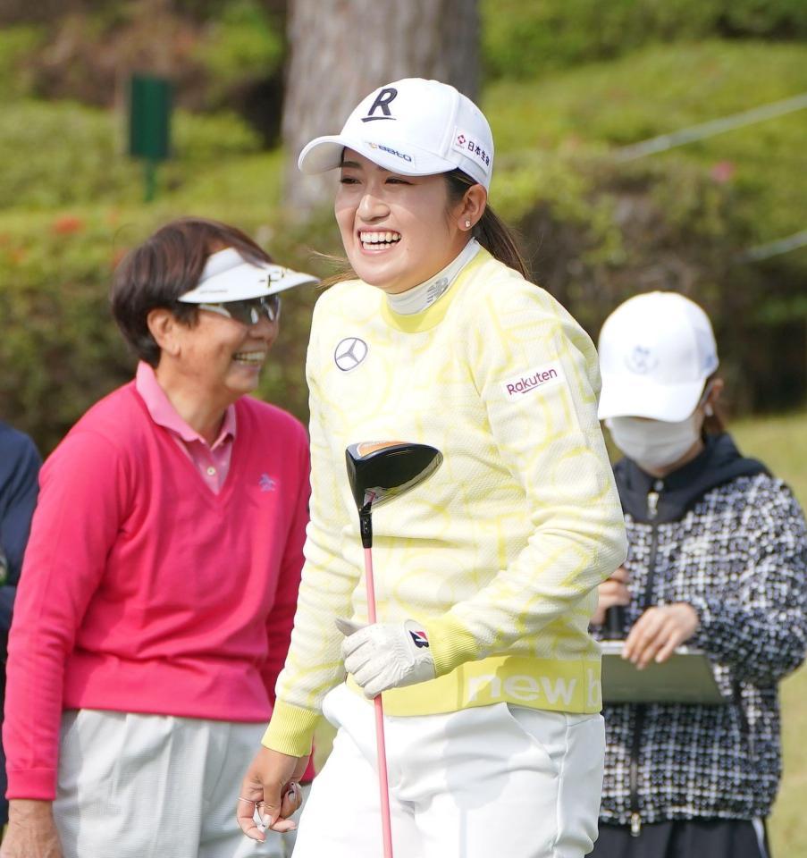 　プロアマのスタートホールでティーショットを放ち笑顔を見せる稲見萌寧（撮影・開出牧）