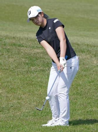 　１６番、アプローチショットを放つ木下彩（撮影・開出牧）