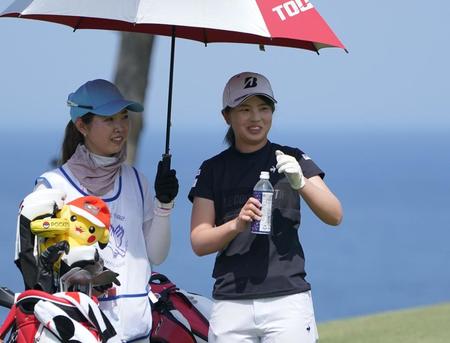 　１６番、水分補給しながら笑顔を見せる木下彩（右）＝撮影・開出牧