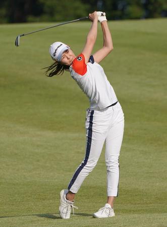 　１８番、セカンドショットを放つ松森彩夏（撮影・開出牧）