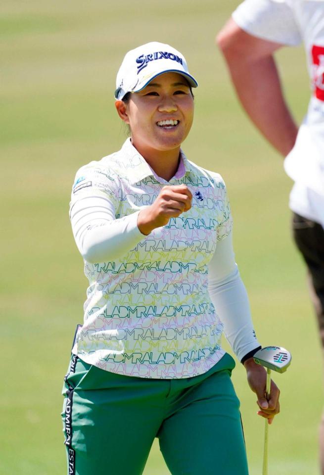 　１８番でバーディーを決め、４アンダーでホールアウトする畑岡奈紗（共同）