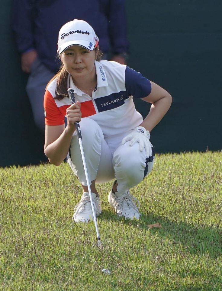 　１８番、アプローチショットを放つ前にグリーンのラインを読む松森彩夏（撮影・開出牧）