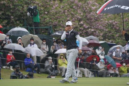 　１８番、ウイニングパットを沈め歓喜の涙を見せる高橋彩華（撮影・開出牧）