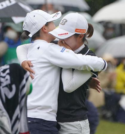 　優勝争いした同組の木下彩（左）と抱き合い健闘をたたえ合う高橋彩華（撮影・開出牧）