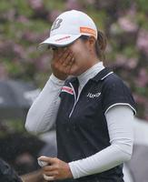 　１８番、ウイニングパットを沈め号泣する高橋彩華（撮影・開出牧）