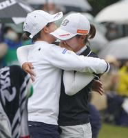 　優勝争いした同組の木下彩（左）と抱き合い健闘をたたえ合う高橋彩華（撮影・開出牧）