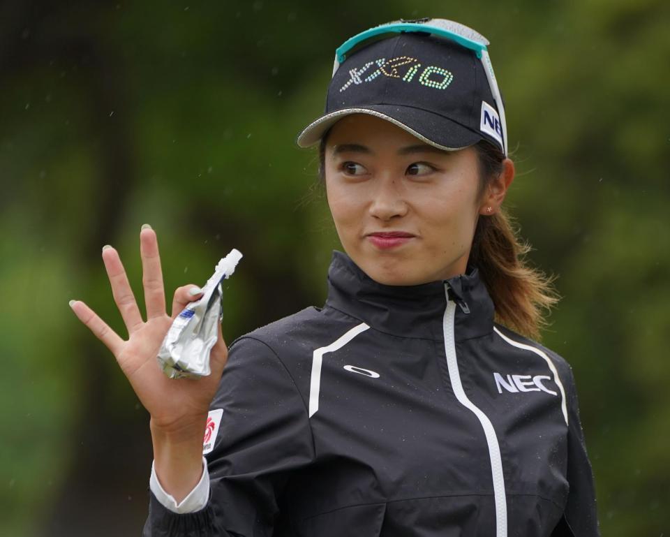 【ツアー初Ｖ】安田祐香選手直筆サインフォト(保証書付)女子ゴルフ ツアー初V】安田祐香選手直筆サインフォト(保証書付)女子ゴルフ