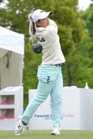 　ティーショットを放つ西郷真央（撮影・堀内翔）