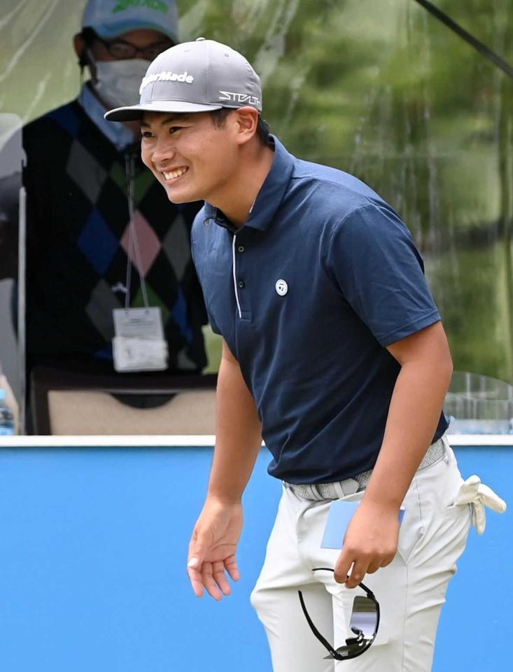 　１番のティーショットを前に笑顔を見せる久常涼