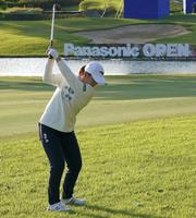 　１８番、３打目を放つ西郷真央（撮影・堀内翔）