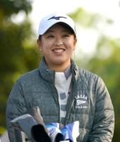 　１７番、ティーショットの前に笑顔を見せる西郷真央（撮影・堀内翔）