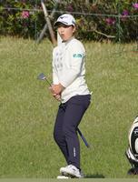 　１６番、バーディを決めて驚いた表情を見せる西郷真央（撮影・堀内翔）