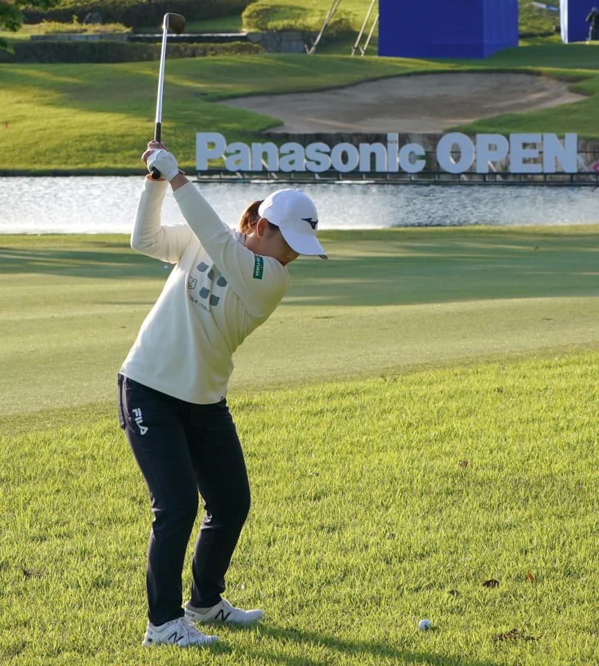 　１８番、３打目を放つ西郷真央（撮影・堀内翔）