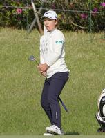 　１６番、バーディを決めて驚いた表情を見せる西郷真央（撮影・堀内翔）　