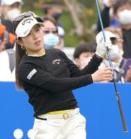 　１番、ティーショットを放つ西村優菜（撮影・堀内翔）