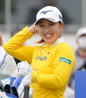 　１番、ティーショットの前に笑顔を見せる西郷真央（撮影・堀内翔）