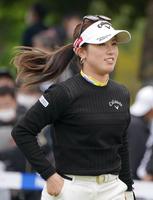 　１番、ティーショットを終えて笑顔を見せる西村優菜（撮影・堀内翔）