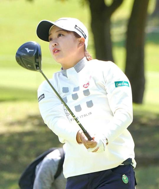 西郷真央　通算６アンダー２位浮上　欠場中ツアー中継見て自習「学ぶものもあった」