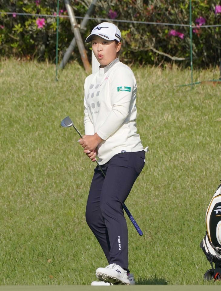 　１６番、バーディを決めて驚いた表情を見せる西郷真央（撮影・堀内翔）　