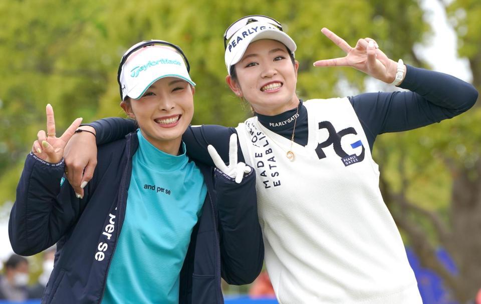 　１０番、ティーショットを終えてポーズを決める鶴岡果恋（左）と原英莉花（撮影・堀内翔）