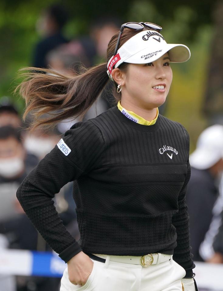 　１番、ティーショットを終えて笑顔を見せる西村優菜（撮影・堀内翔）