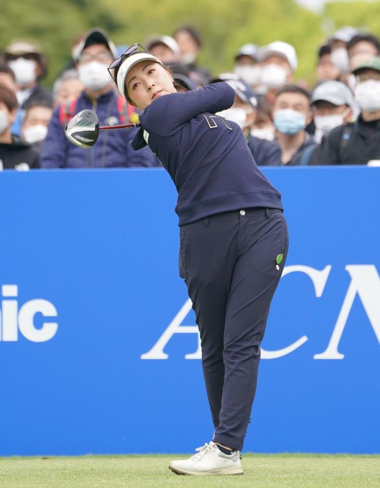 　１番、ティーショットを放つ青木瀬令奈（撮影・堀内翔）