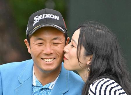 　優勝を決め、妻の美穂さんからキスをされる稲森佑貴