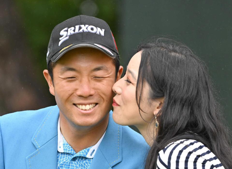 　優勝を決め、妻の美穂さんからキスをされる稲森佑貴