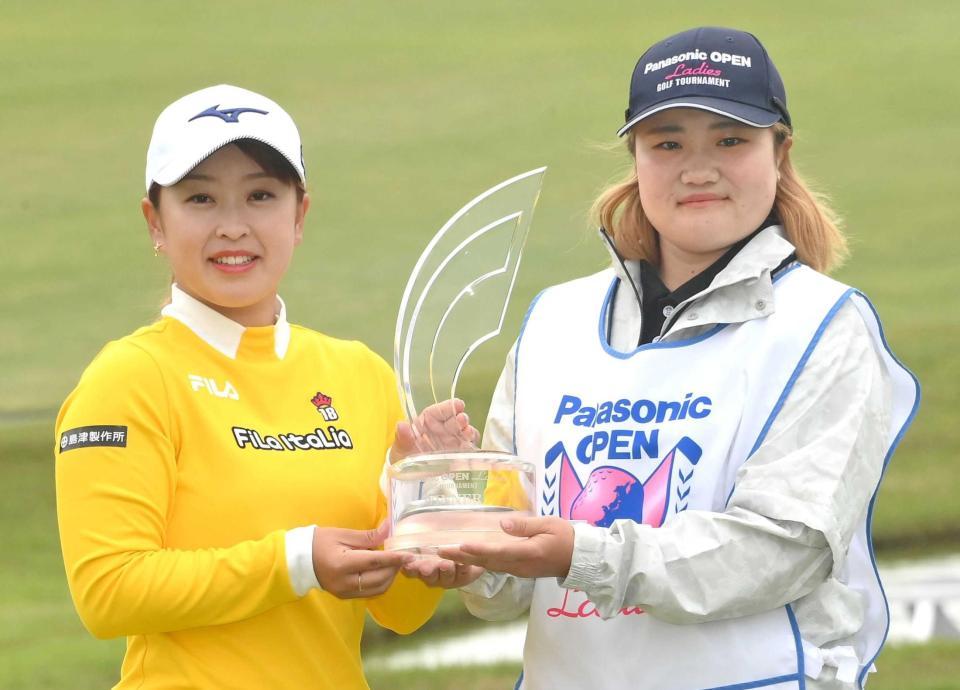 　西郷真央（左）と２学年先輩で現役プロの河野杏奈