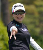 　プロアマの移動中にポーズを決める勝みなみ＝茨城ＧＣ（撮影・開出牧）